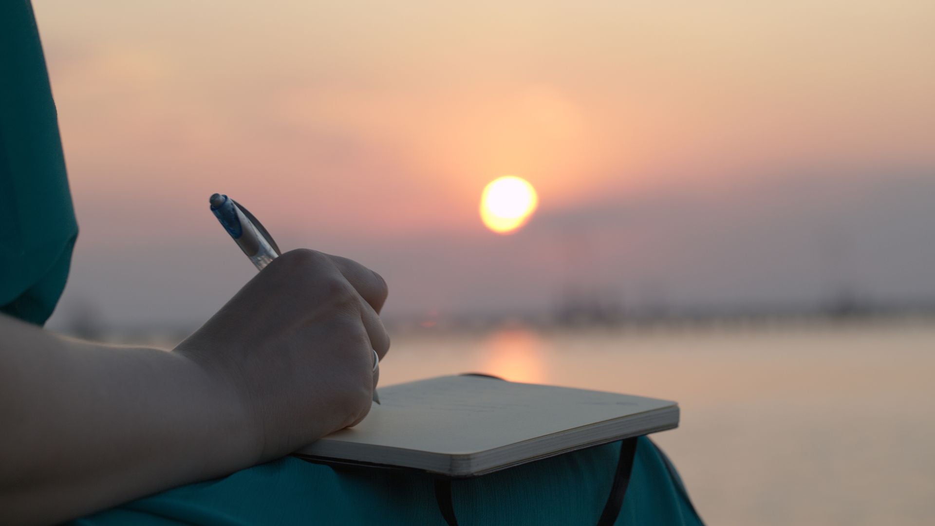 Gratitude Journaling: The Quiet Power of Handwriting What Matters